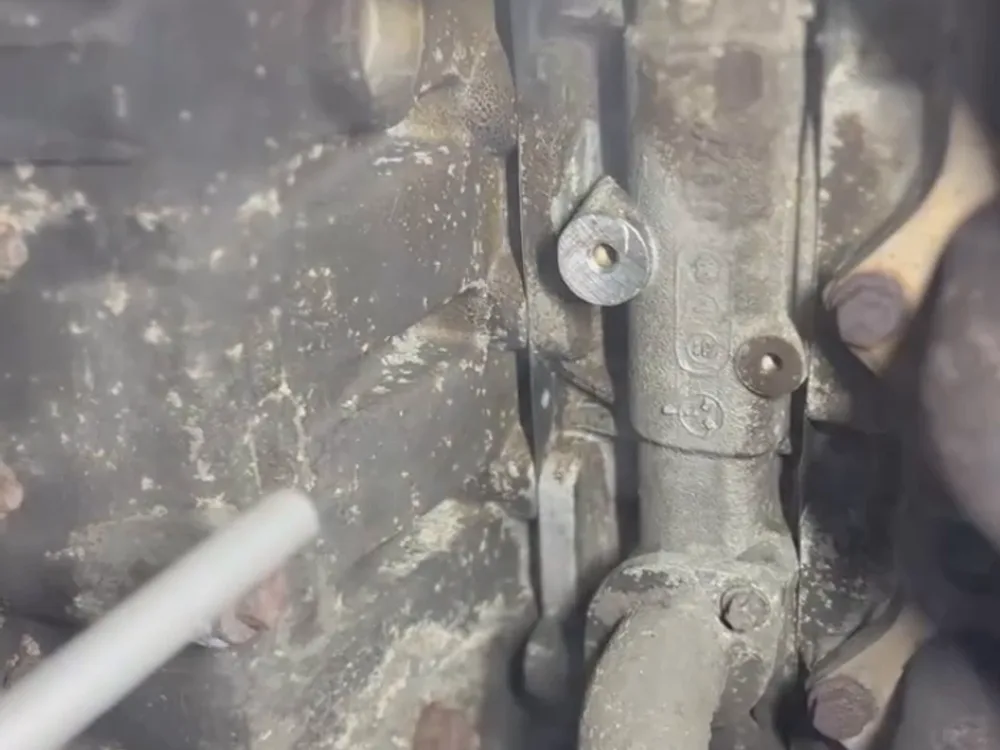 Verschmutzter Motorblock wird mit Trockeneis gestrahlt