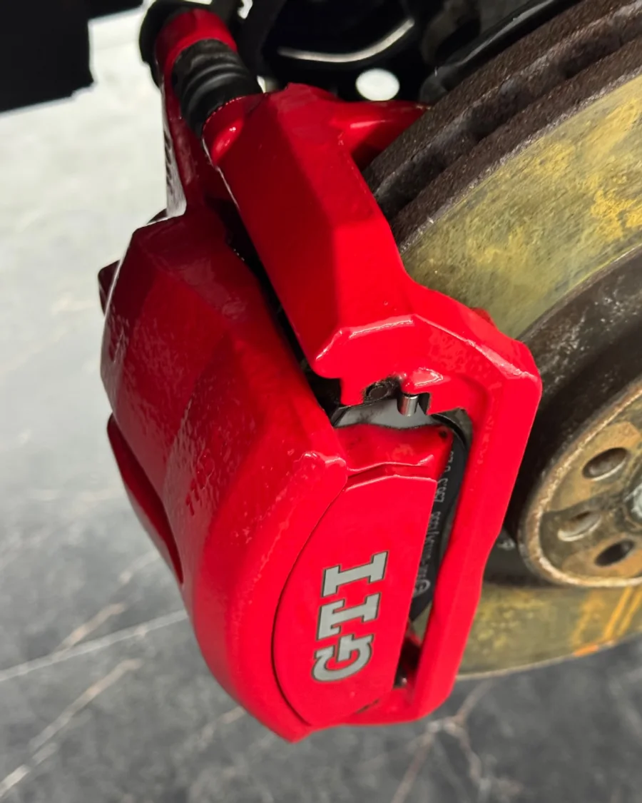 Roter GTI-Bremssattel vor und nach dem Trockeneisstrahlen — nachher