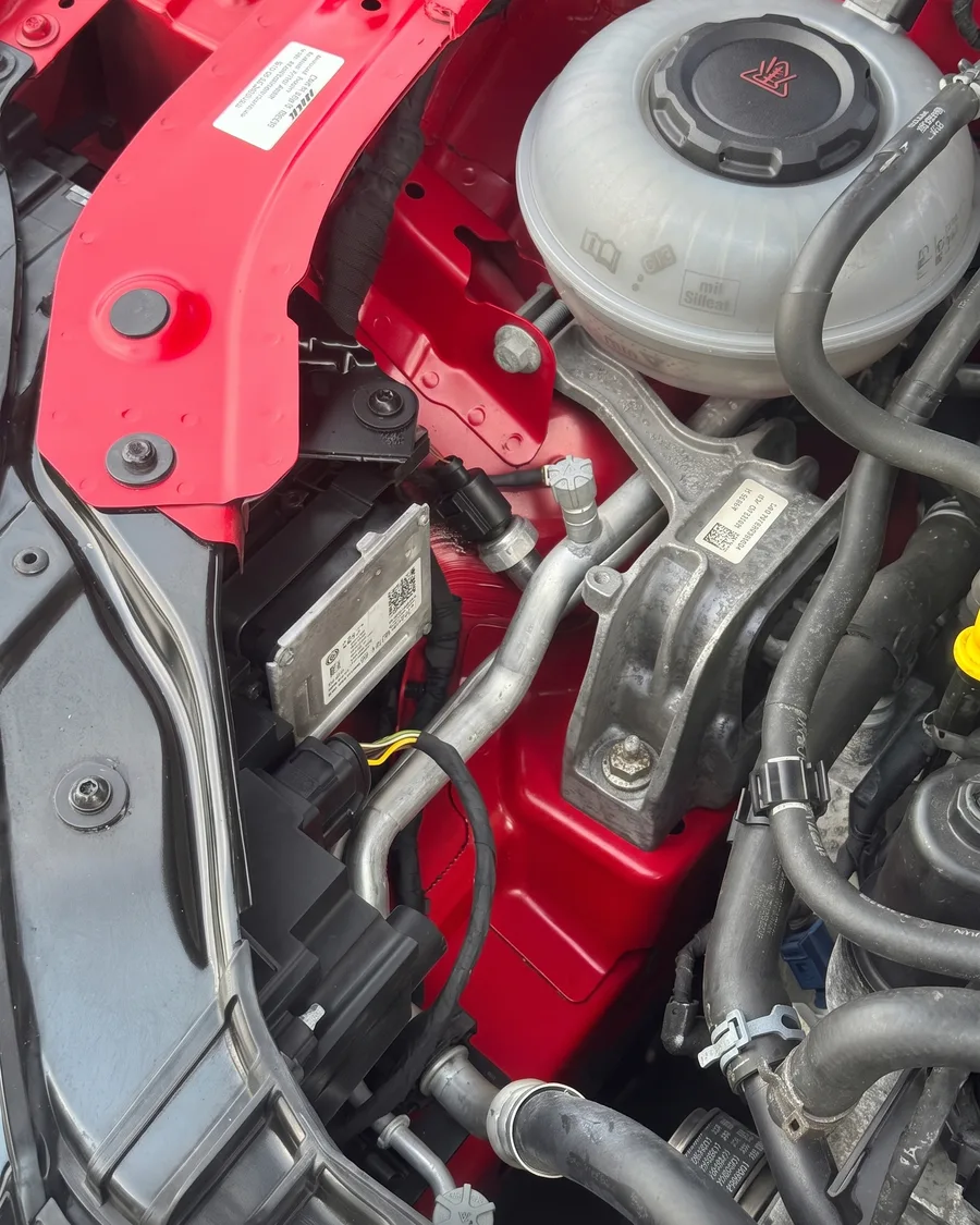 Roter Motorraum vor und nach dem Trockeneisstrahlen — nachher