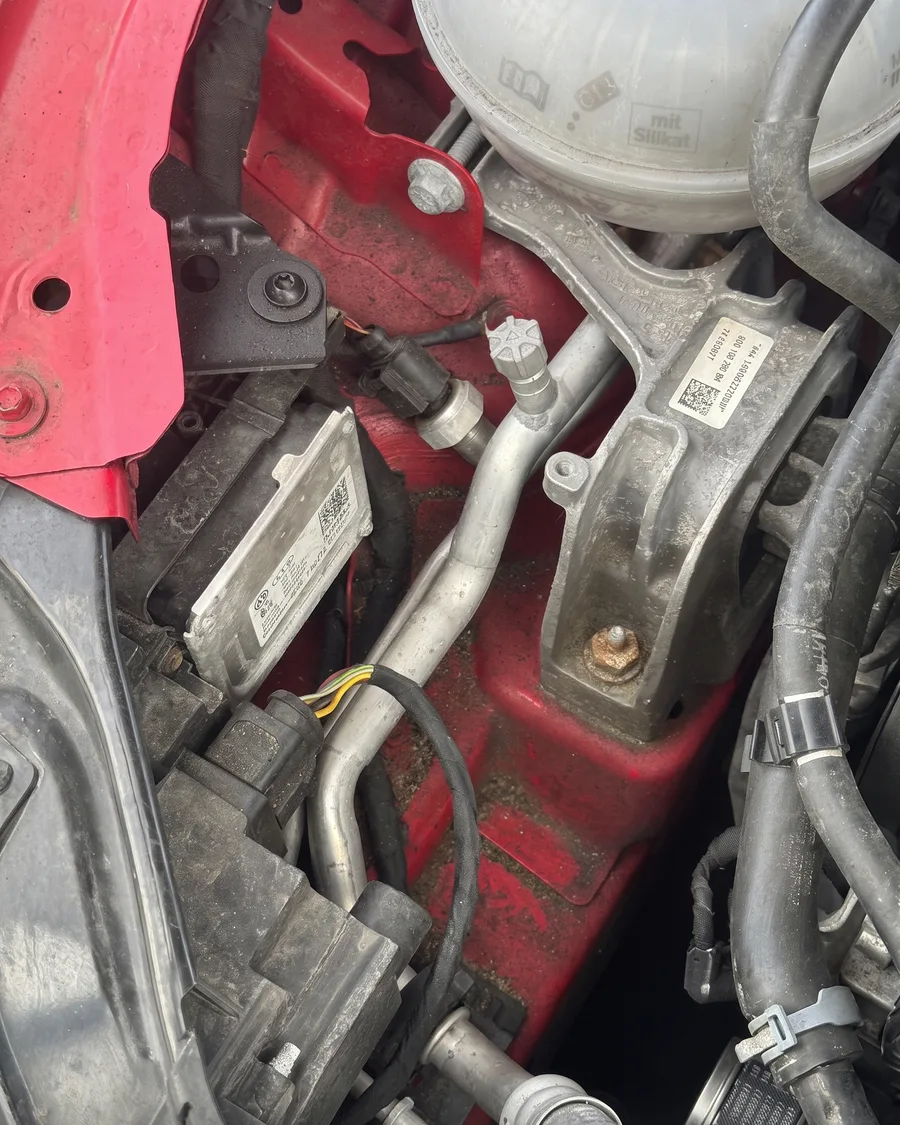 Roter Motorraum vor und nach dem Trockeneisstrahlen — vorher