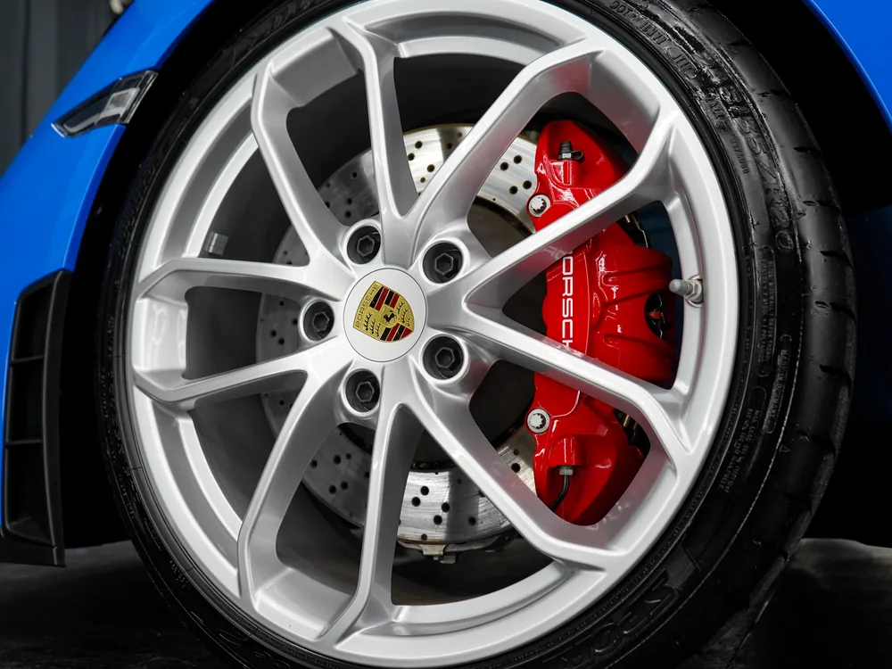 Felge und roter Bremssattel des Porsche 718 Spyder