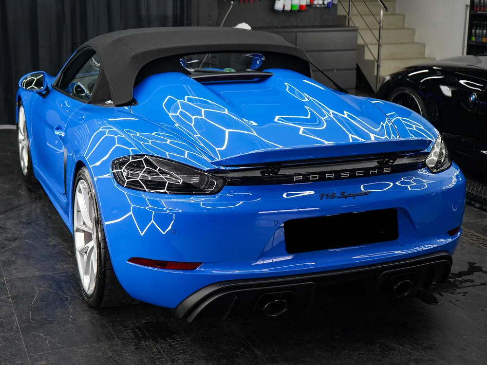 Heck des blauen Porsche 718 Spyder nach der Keramikversiegelung