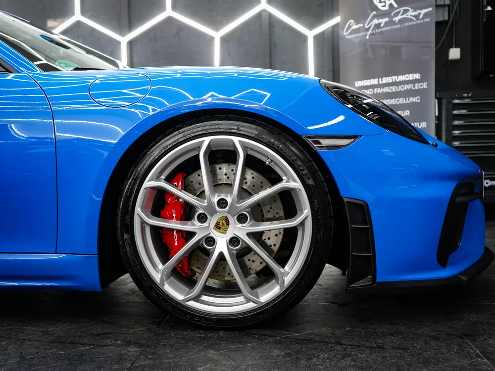 Vorderer Kotflügel und Rad des Porsche 718 Spyder