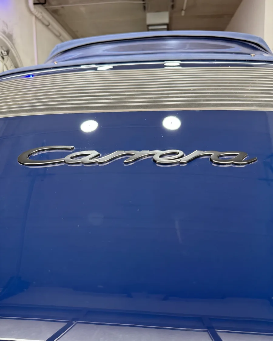 Heckdeckel eines blauen Porsche Carrera vor und nach der Politur — nachher