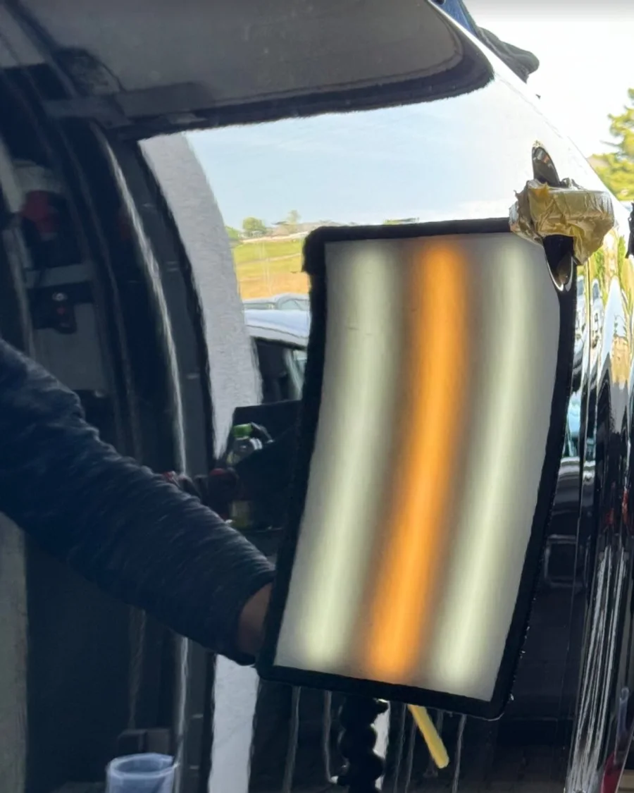 Delle in einer Fahrertür unter der Ausbeul-Lampe vor und nach dem Herausdrücken — nachher