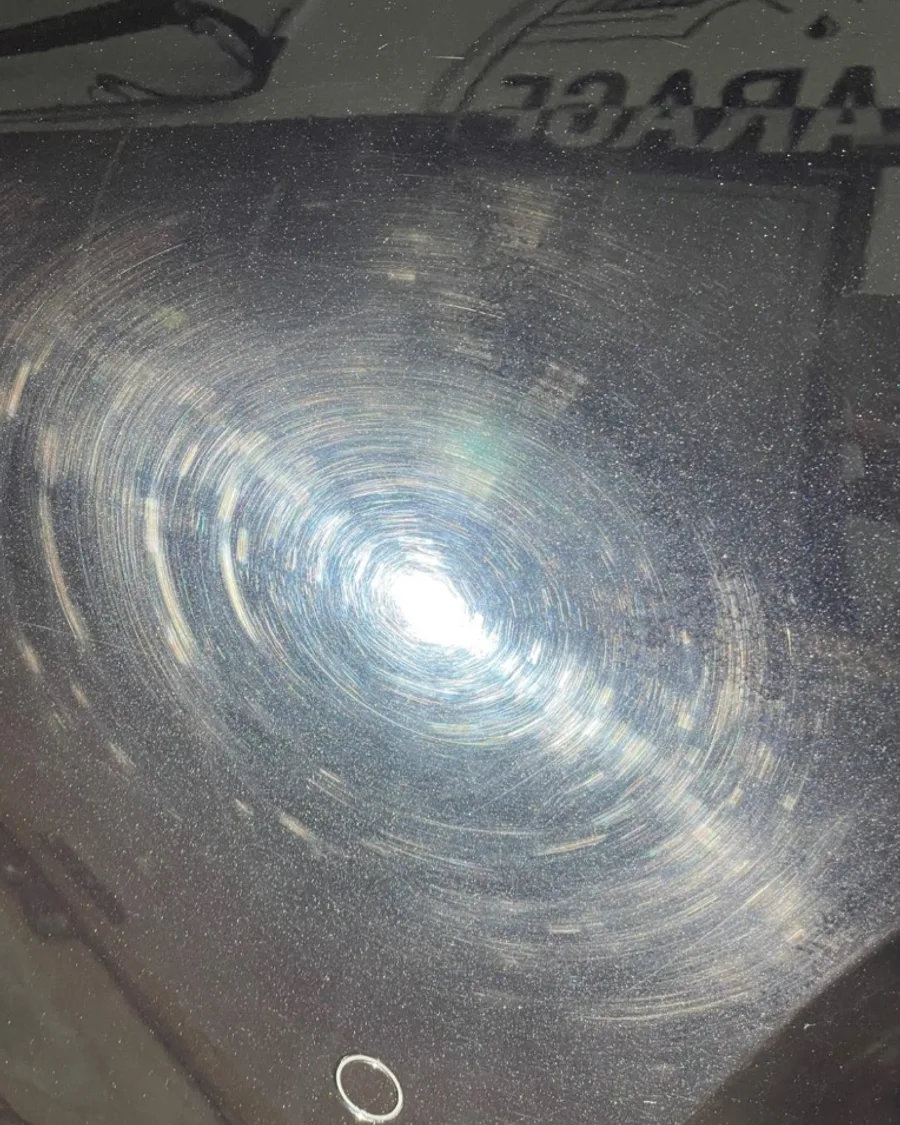 Makroaufnahme des Lacks: Swirls unter Punktlicht vor der Politur, Tiefenglanz danach — vorher
