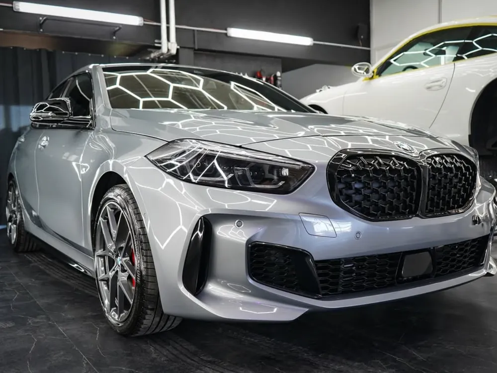 Grauer BMW 1er M135 mit Nieren-Detail, Innenraum und Heck
