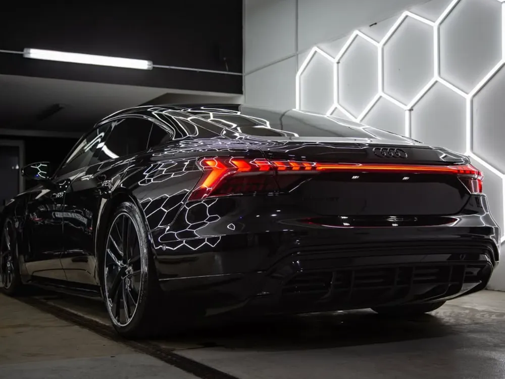 Schwarzer Audi e-tron GT mit Heckleuchten, Innenraum und Lichtdetail