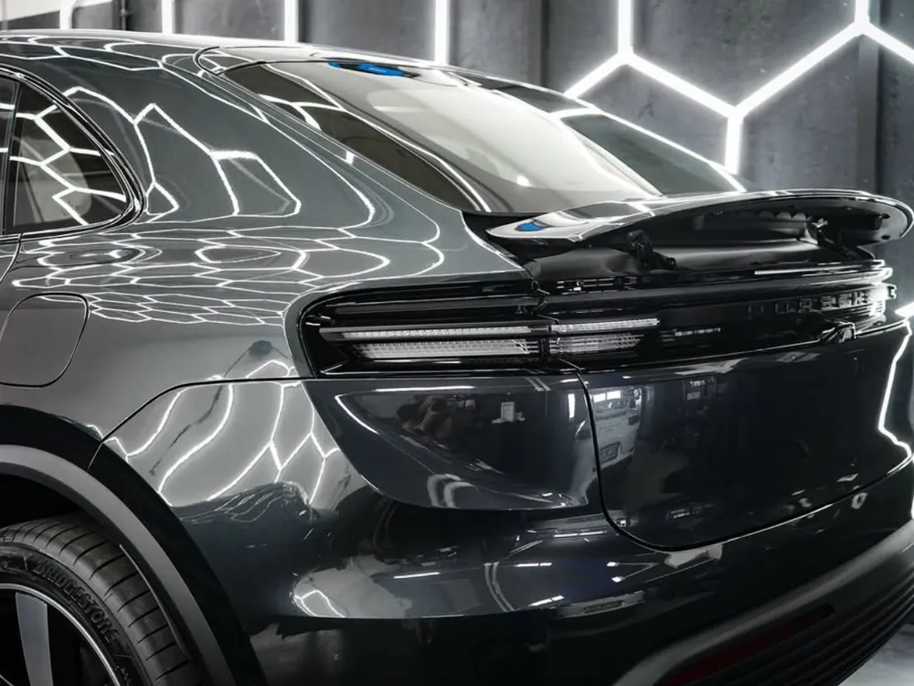 Dunkelgrauer Porsche Macan unter der Waben-LED-Decke von Clean Garage Rheingau