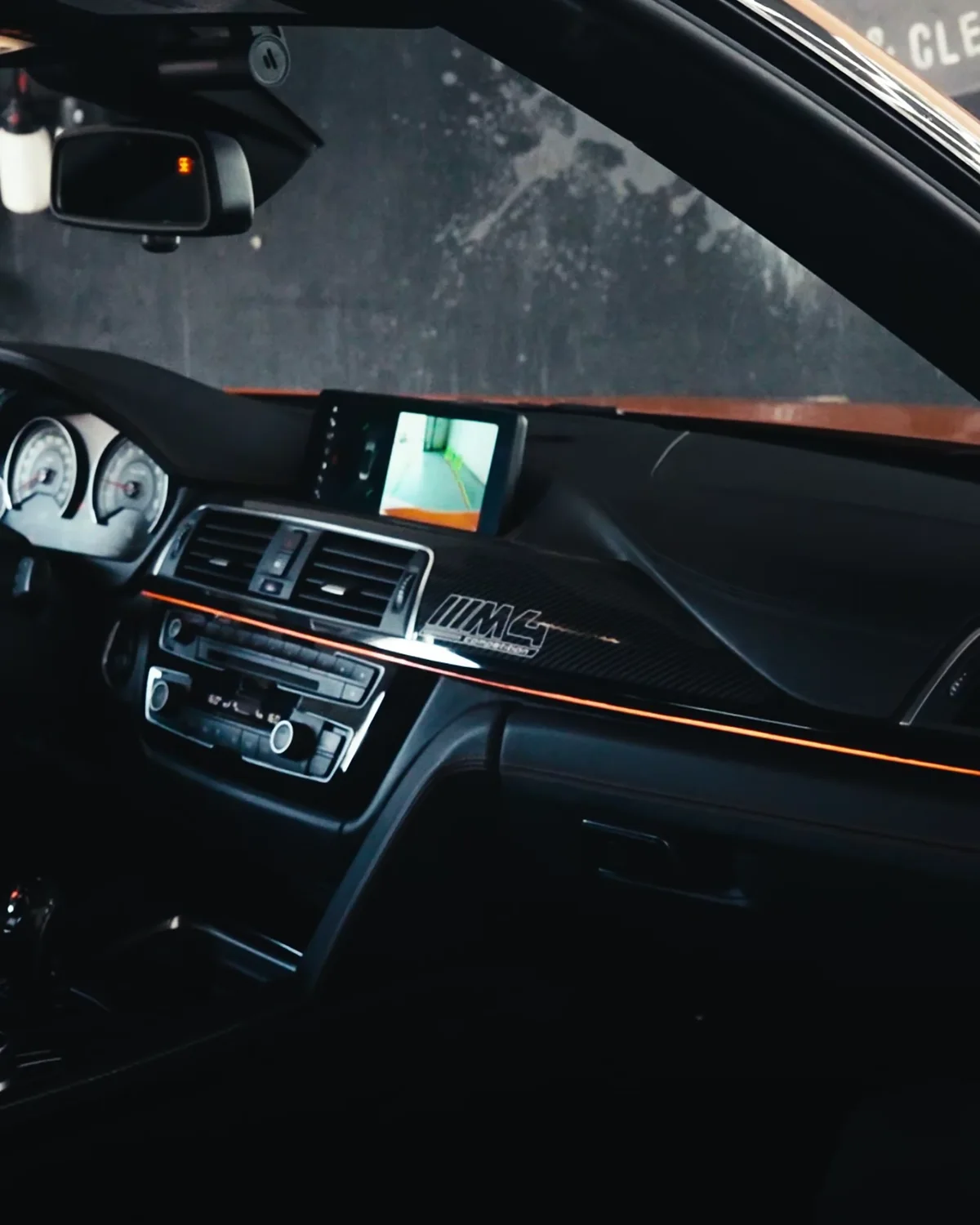 Gepflegtes Interieur eines BMW M4