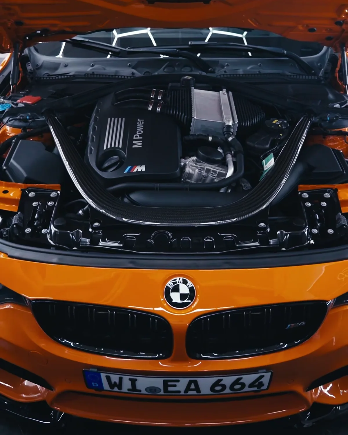 Gereinigter Motorraum eines BMW M4