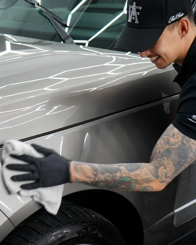 Finish per Hand an einem Range Rover in der Clean-Garage-Halle