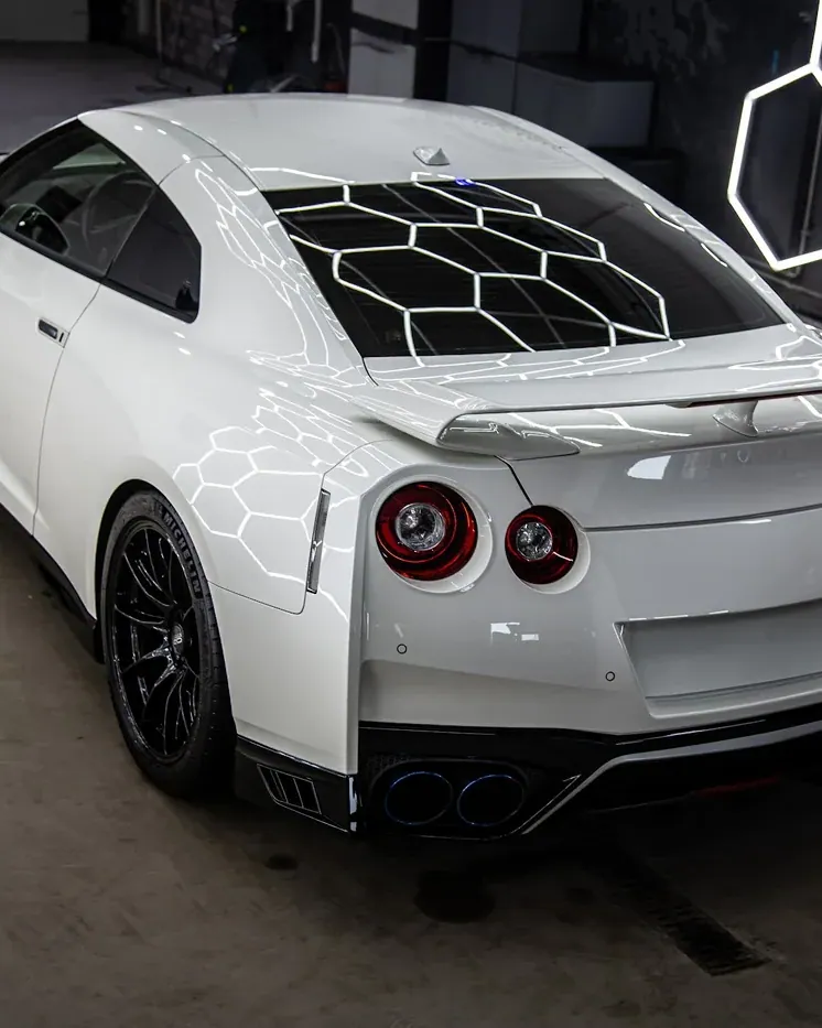 Weißer Nissan GT-R mit versiegeltem Lack