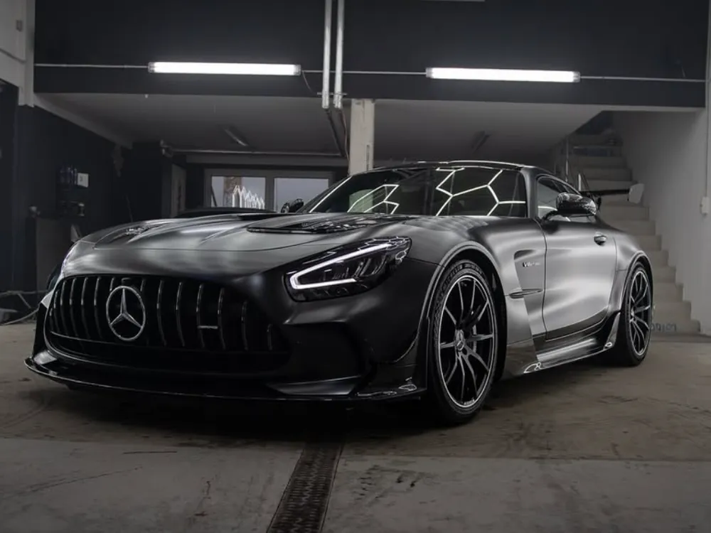 Schwarzer Mercedes-AMG GT von vorn und hinten in der Halle