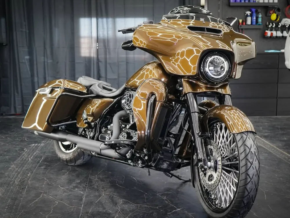 Goldbraune Harley-Davidson mit Detailaufnahmen von Motor, Felge und Armaturen