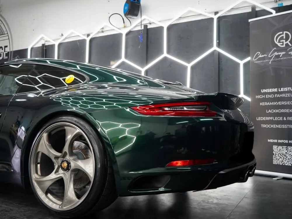 Dunkelgrüner Porsche 911 in der Halle von Clean Garage Rheingau
