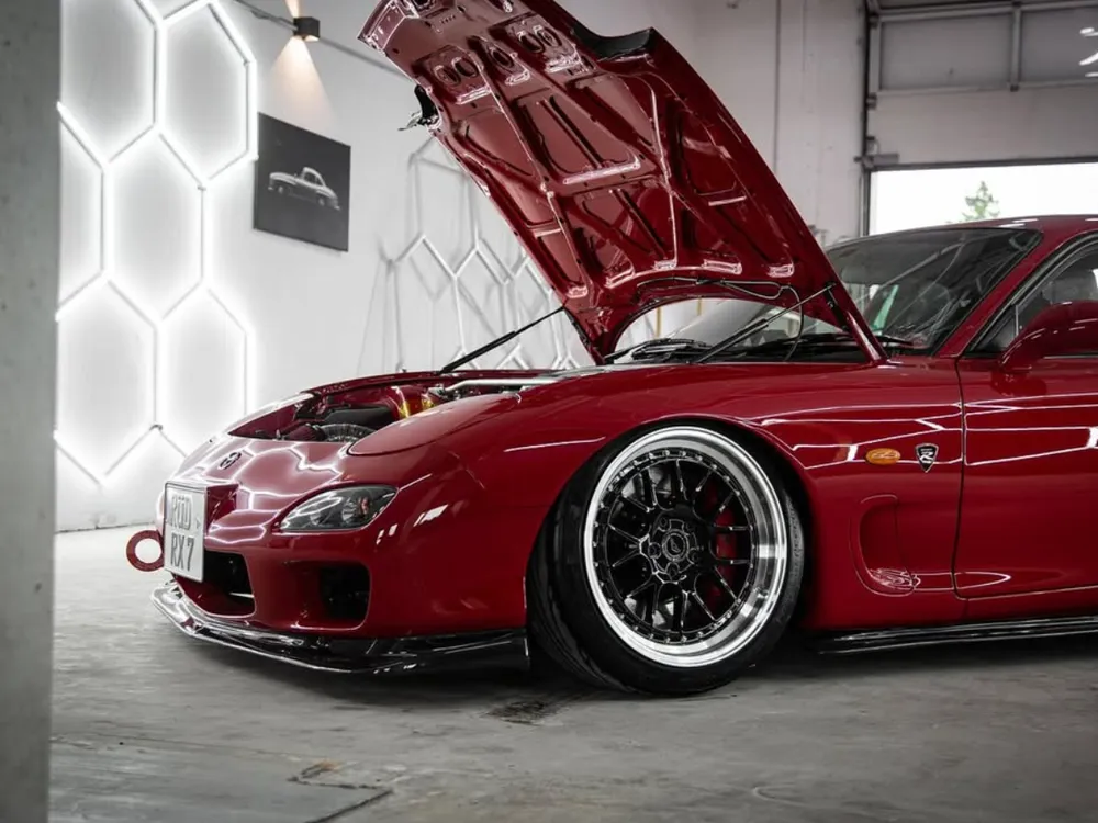 Roter Mazda RX-7 mit geöffneter Haube und gereinigtem Motorraum