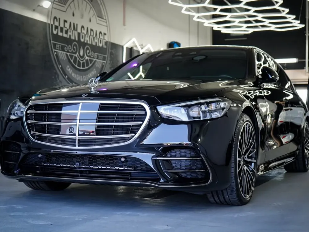 Schwarze Mercedes S-Klasse, außen und im Innenraum aufbereitet