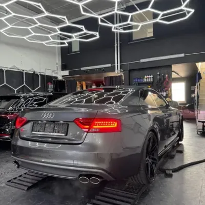 Audi unter der LED-Wand in der Werkstatt von Clean Garage Rheingau